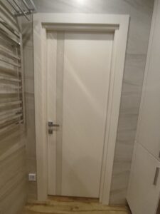 Дверь в ванной